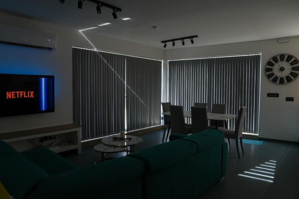 Lux Sea&Country Views With Pool Apartment เมลลิฮา ภายนอก รูปภาพ